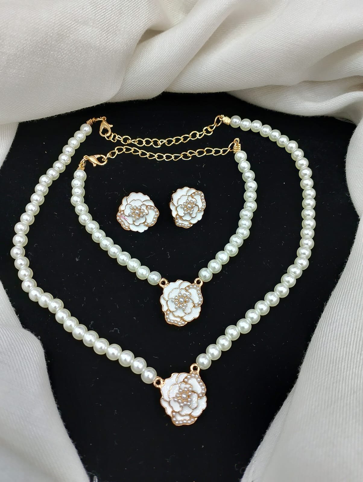 white pulse 2 locket with earrings